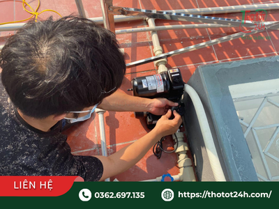 Thợ sửa máy bơm nước đang kiểm tra hệ thống đường ống để xác định khi nào cần gọi thợ điện nước khẩn cấp.