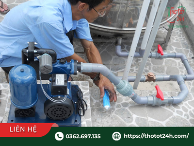 Thợ kỹ thuật đang căn chỉnh hệ thống máy bơm nước để xác định khi nào cần gọi thợ điện nước khẩn cấp.