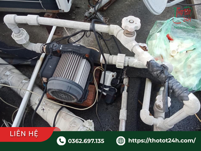 Hệ thống máy bơm nước và đường ống phức tạp cần kiểm tra để biết khi nào cần gọi thợ điện nước khẩn cấp.