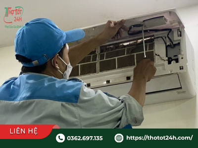 Thợ điện lạnh đang khảo sát máy lạnh tại nhà để tư vấn khi nào nên sửa và khi nào nên thay máy lạnh mới