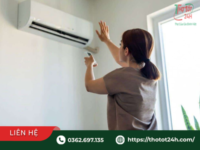 Người dùng đưa tay kiểm tra dàn lạnh để biết máy lạnh không lạnh nguyên nhân do đâu