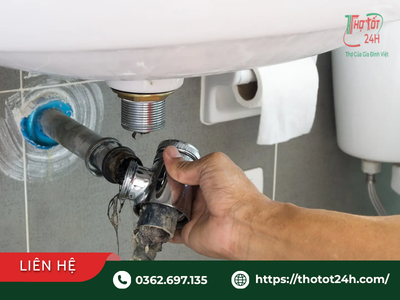 Thợ sửa điện nước Tân Uyên đang kiểm tra và thay thế bộ xi phông xả nước chậu rửa mặt.
