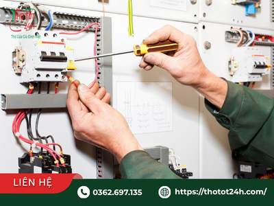 Thợ sửa điện nước Tân Uyên dùng tua vít kiểm tra và siết lại ốc nối tủ điện aptomat.