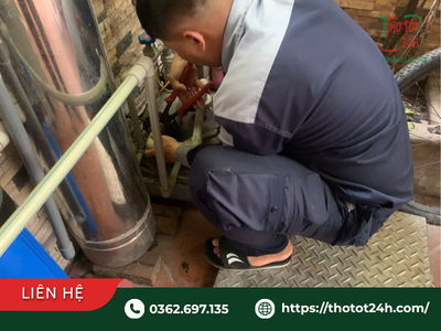 Thợ sửa điện nước Tân Uyên chuyên nghiệp đang kiểm tra và xử lý sự cố đường ống van nước ngoài trời.