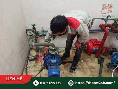 Thợ sửa điện nước Tân Uyên đang kiểm tra và sửa chữa máy bơm cùng hệ thống đường ống nước kỹ thuật.