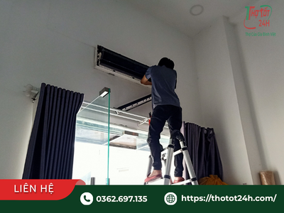 Thợ kỹ thuật đang kiểm tra dàn lạnh treo tường khi cung cấp dịch vụ sửa máy lạnh thuận an