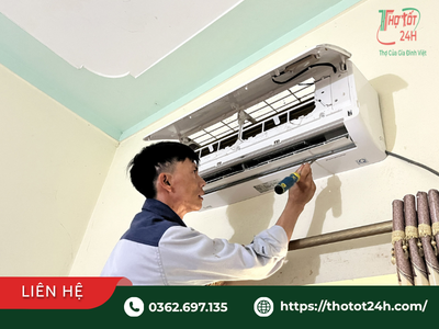 Thợ kỹ thuật dùng tua vít kiểm tra linh kiện dàn lạnh khi sửa máy lạnh tại nhà