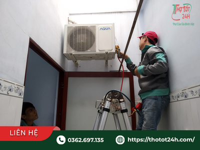 Thợ kỹ thuật kiểm tra và sạc gas dàn nóng ngoài trời khi dịch vụ sửa máy lạnh thuận an đến tận nhà