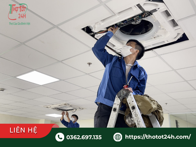 Thợ kỹ thuật tháo lắp kiểm tra máy lạnh âm trần khi sửa máy lạnh tại nhà