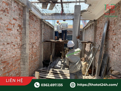 Thi công cải tạo kết cấu và gia cố dầm cột trong dịch vụ sửa nhà trọn gói cho nhà cấp 4 xuống cấp.