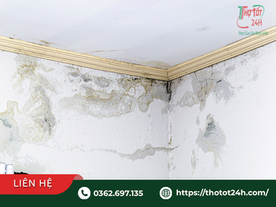 Dấu hiệu trần nhà bị dột gây ra hiện tượng ố vàng bong tróc sơn vữa ở góc trần.