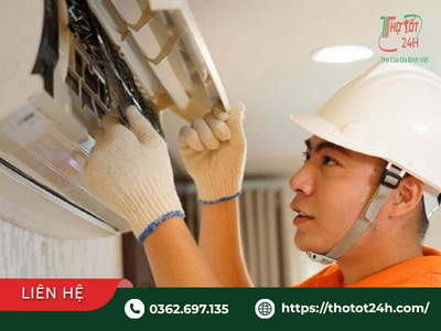 Kỹ thuật viên đang kiểm tra dàn lạnh trong quy trình vệ sinh máy lạnh văn phòng định kỳ cho doanh nghiệp.