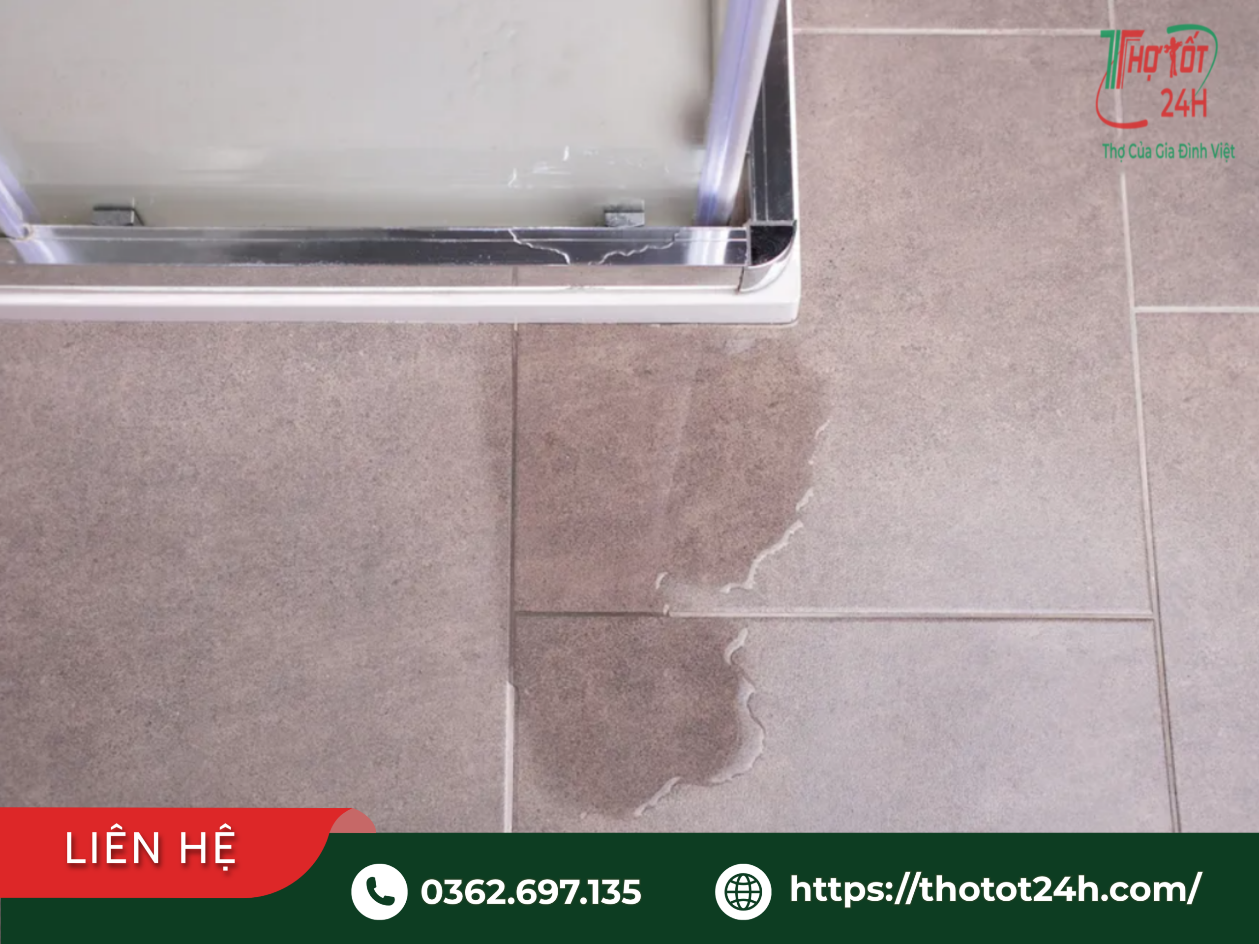 Hình ảnh sàn nhà vệ sinh bị thấm nước ố màu rỉ rác qua khe gạch cạnh chân vách kính tắm.