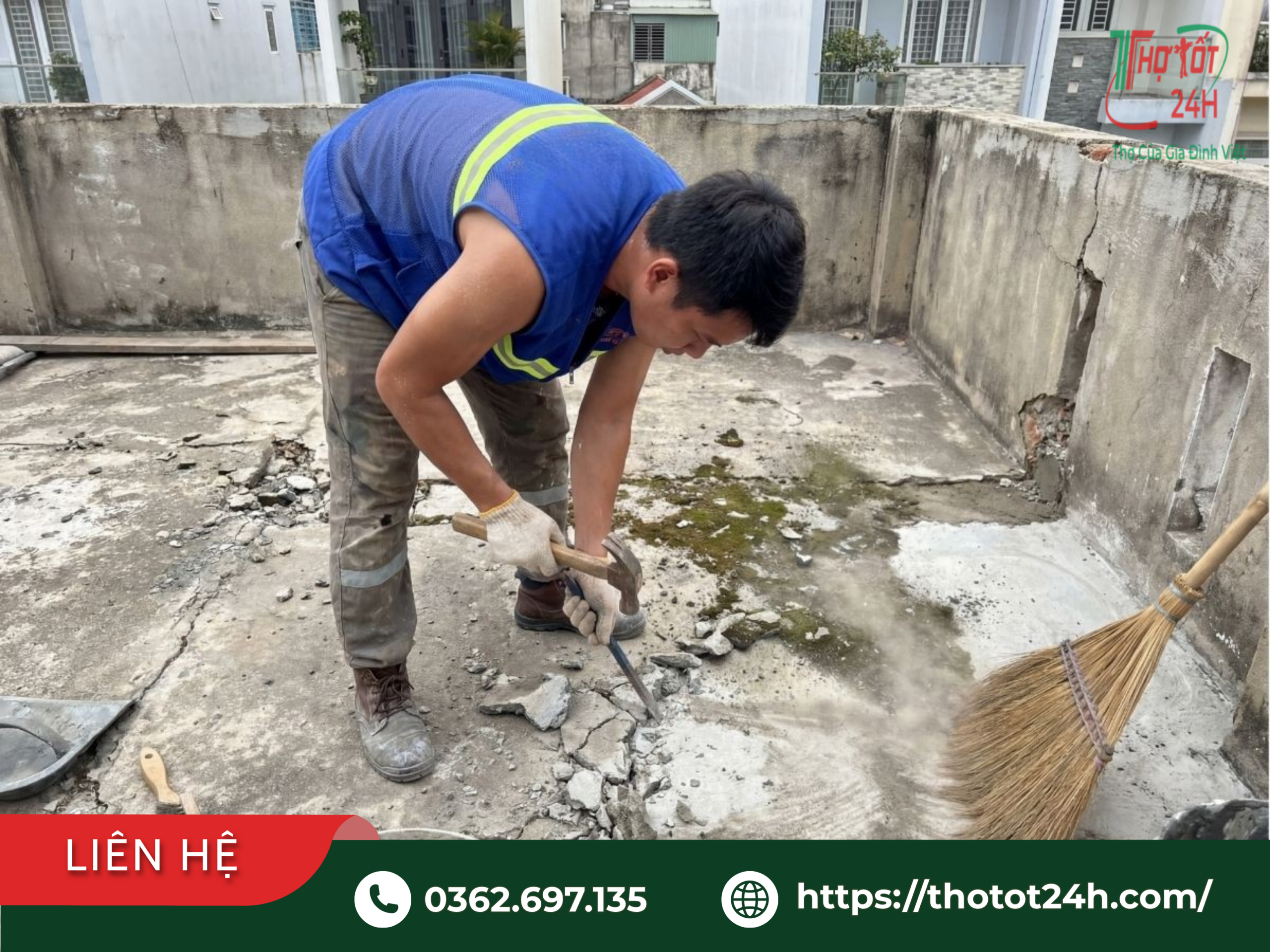 Thợ đục bóc lớp gạch sân thượng hư hỏng để làm lại theo bảng giá chống thấm sân thượng theo m2