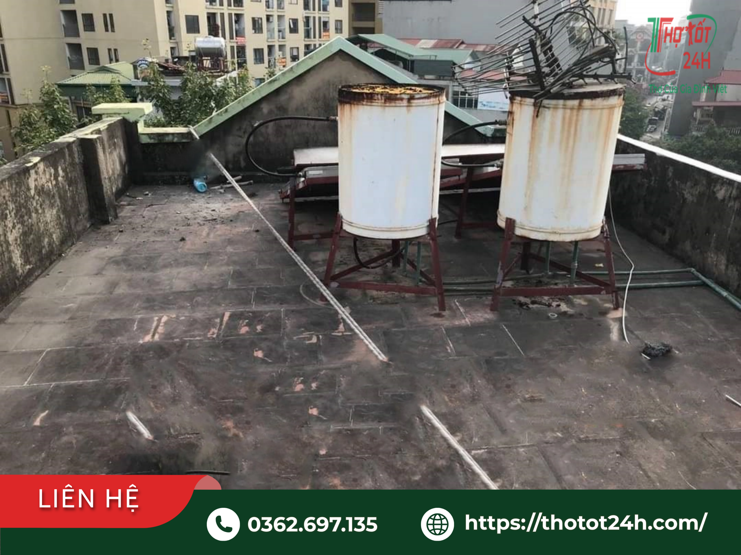 Sân thượng bị thấm nước lâu ngày mọc rêu đen