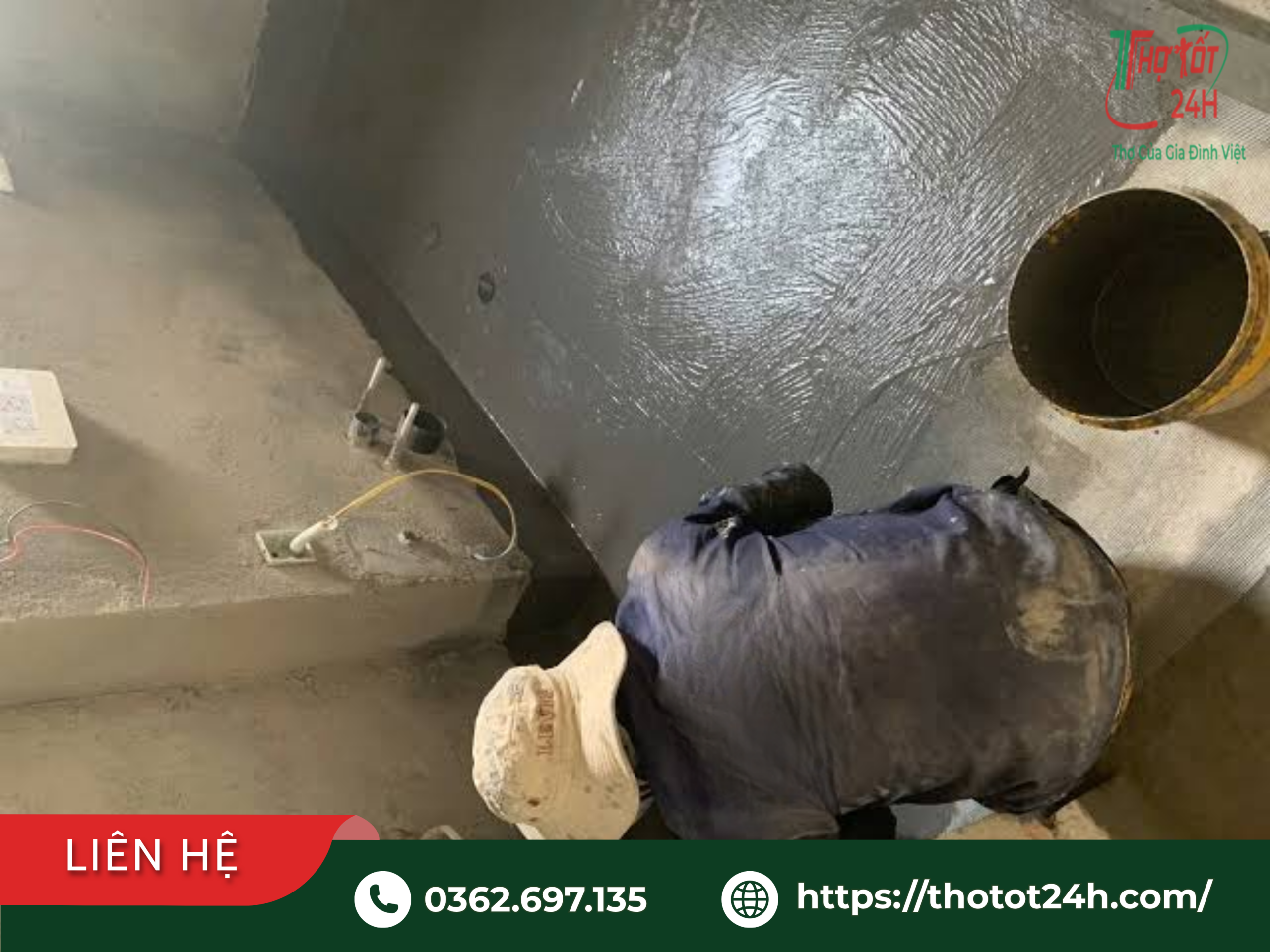 Thợ thi công quét lớp màng chống thấm sàn và bo chân tường nhà vệ sinh tại Bình Dương
