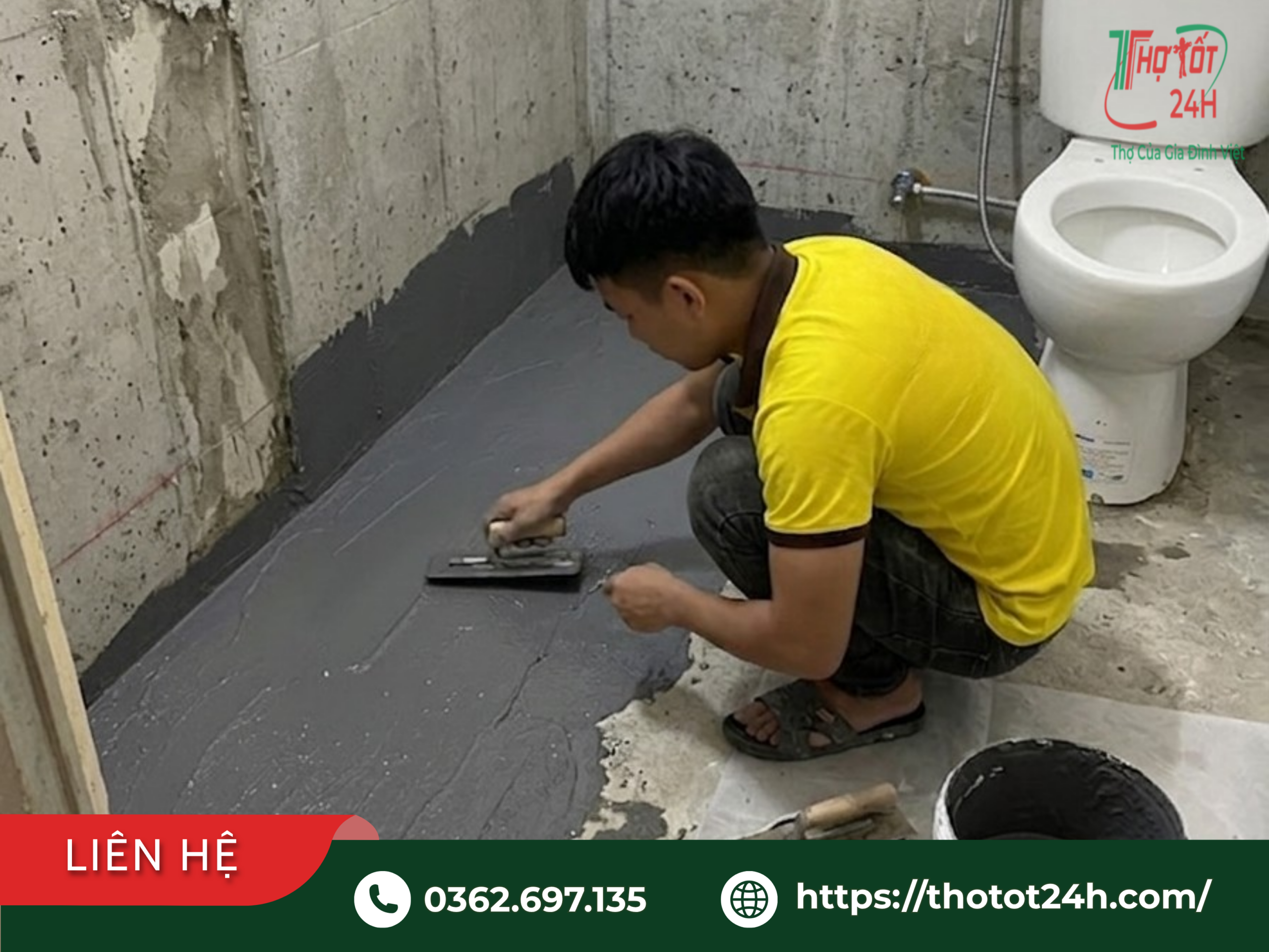 Thợ chống thấm Thợ Tốt 24H đang cán phẳng lớp màng chống thấm sàn nhà vệ sinh tại Dĩ An Thuận An