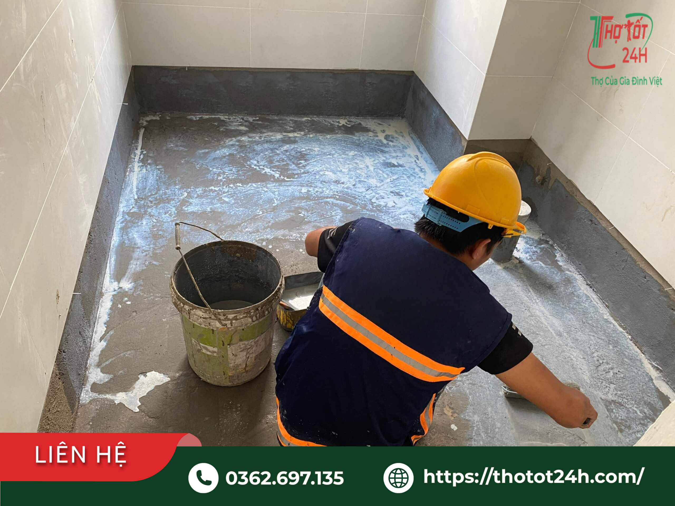 Thợ đang thi công chống thấm sàn nhà vệ sinh chung cư
