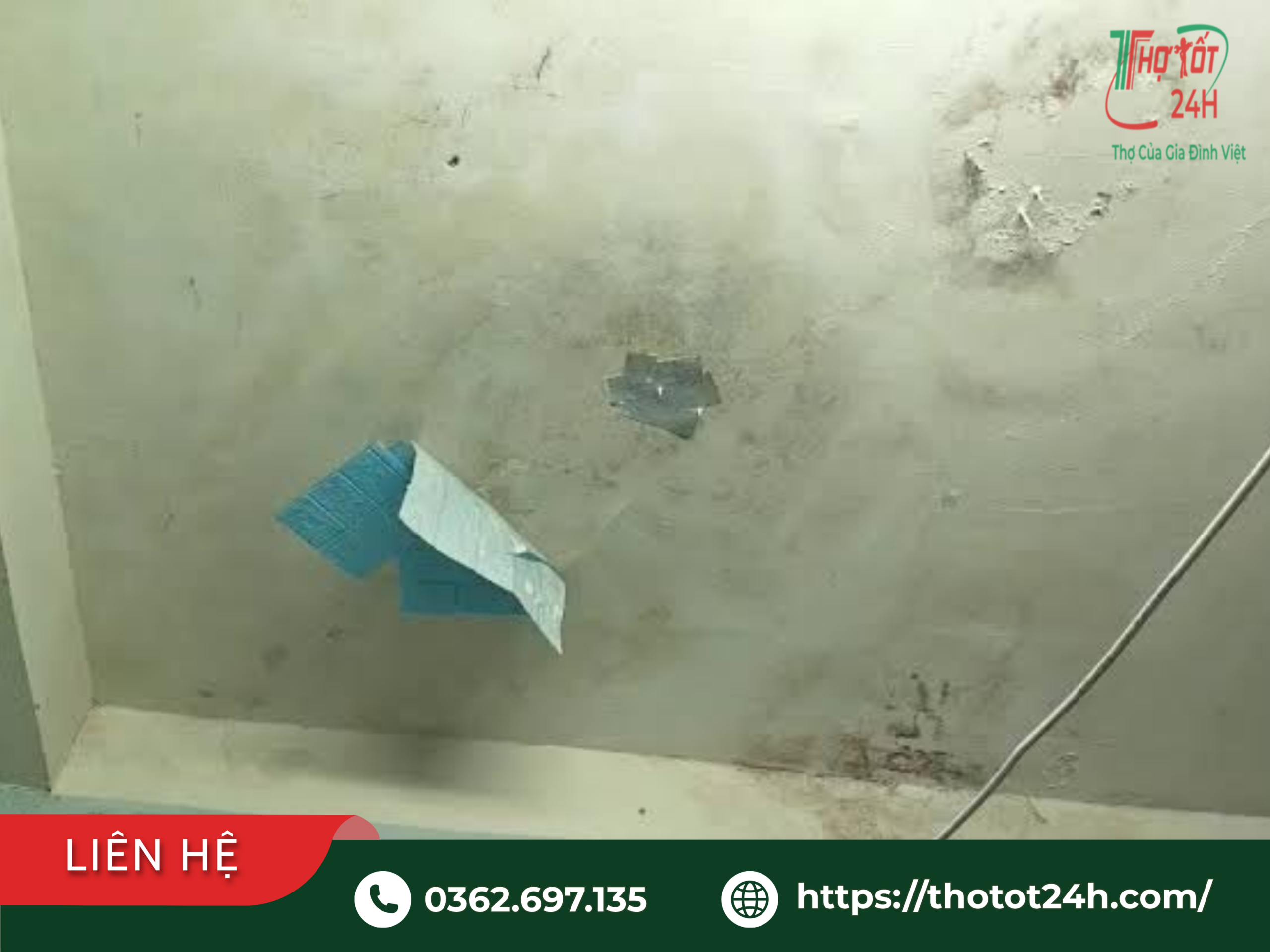 Trần nhà vệ sinh phòng trọ bị thấm nước, ố vàng, mốc và bong tróc sơn do rò rỉ từ tầng trên