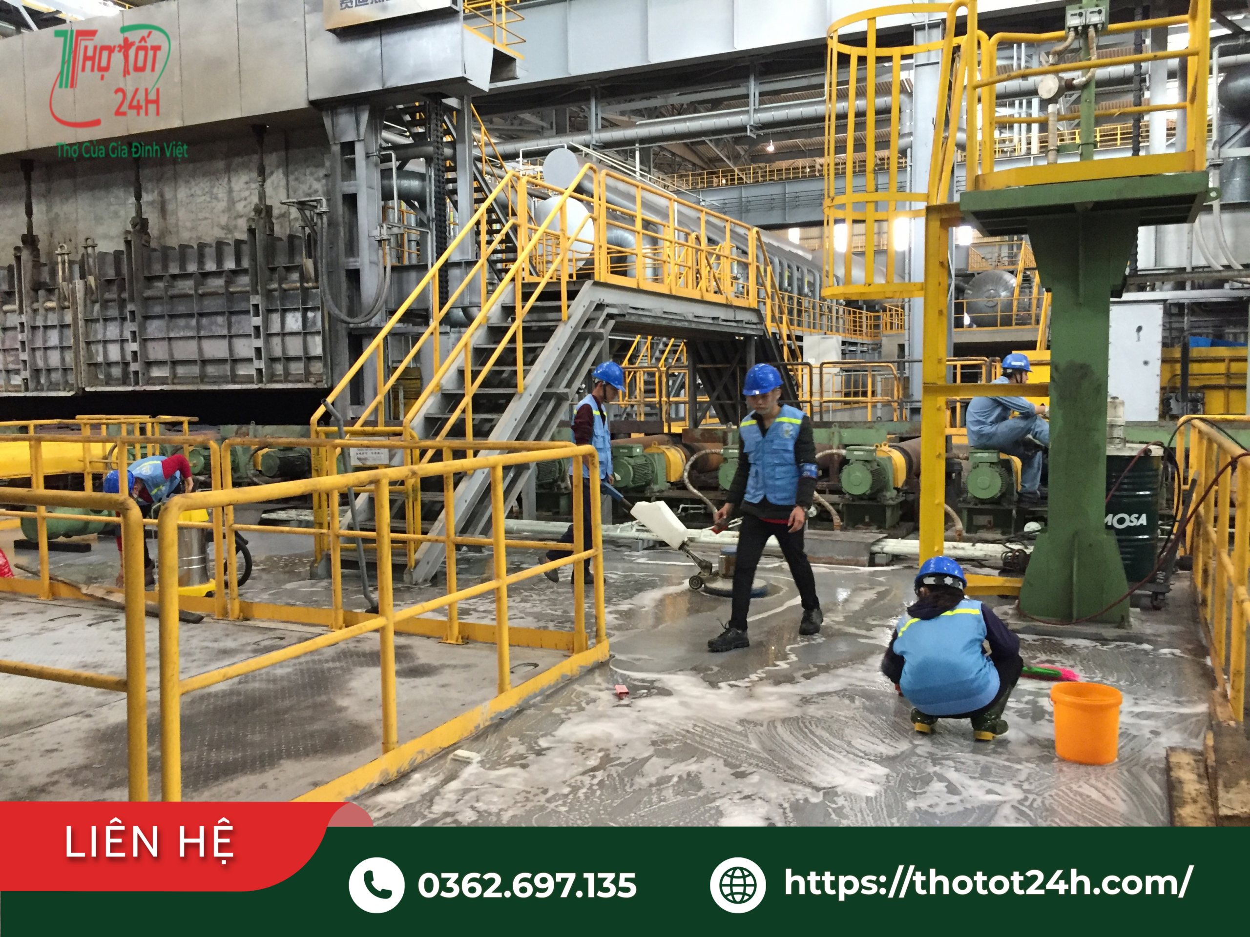 Đội ngũ nhân viên Thợ thực hiện các hạng mục trong dịch vụ vệ sinh công nghiệp Bình Dương tại nhà xưởng hiện đại.