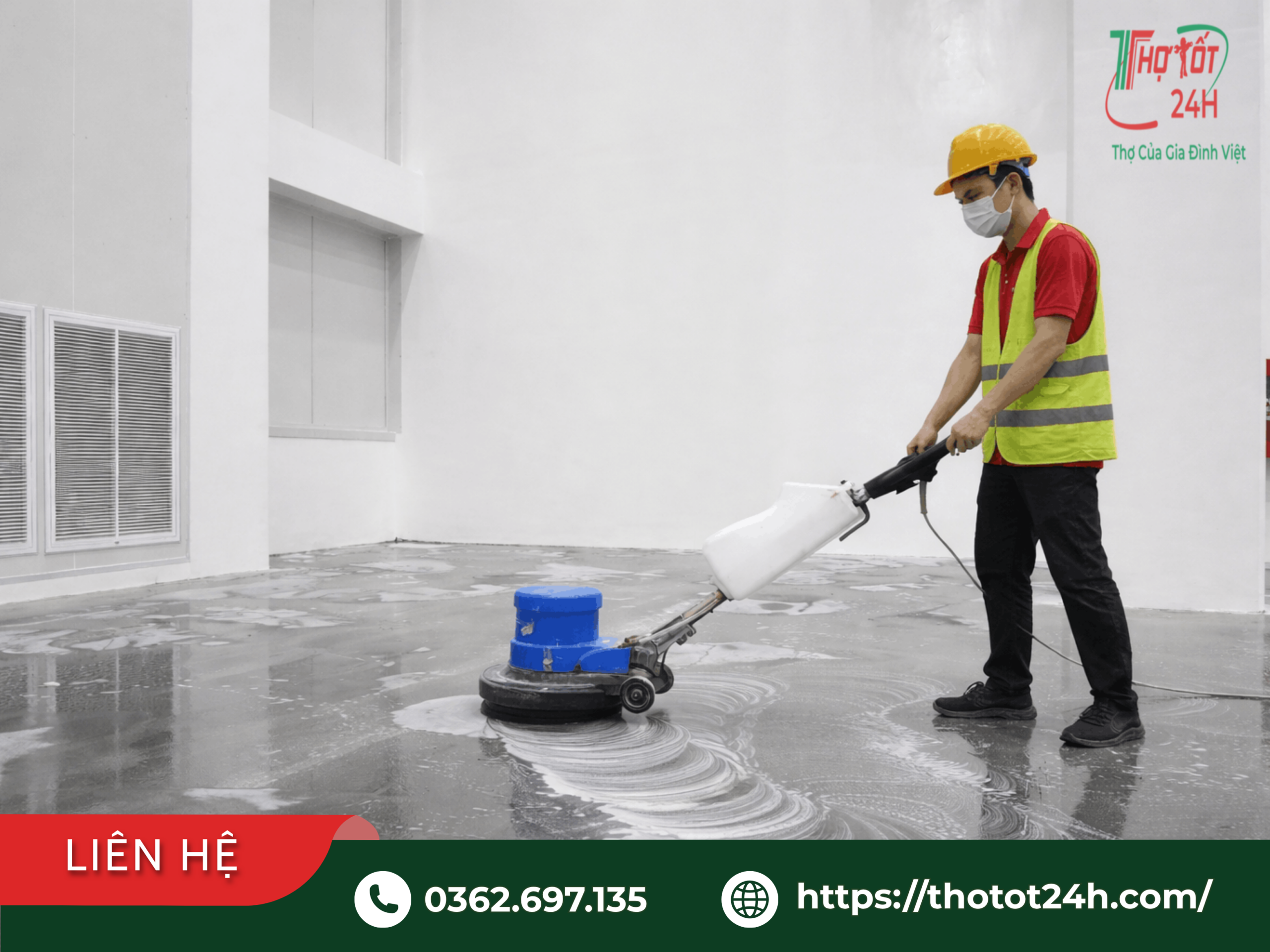 Nhân viên Thợ trang bị bảo hộ đầy đủ khi thực hiện dịch vụ vệ sinh công nghiệp Bình Dương bằng máy chà sàn chuyên dụng