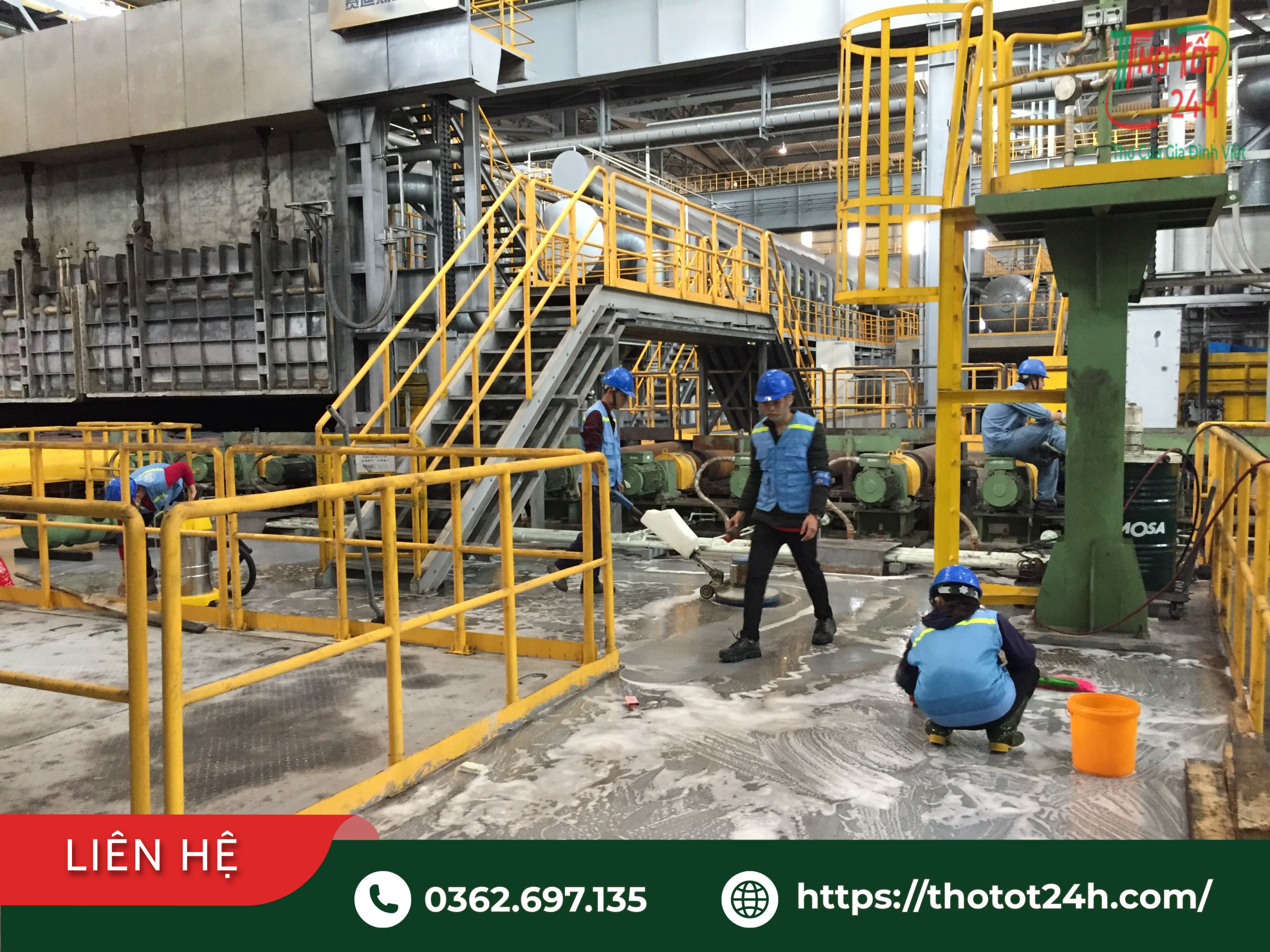 Đội ngũ Thợ thực hiện dịch vụ vệ sinh công nghiệp Bình Dương chuyên nghiệp tại khu vực hệ thống máy móc nhà xưởng