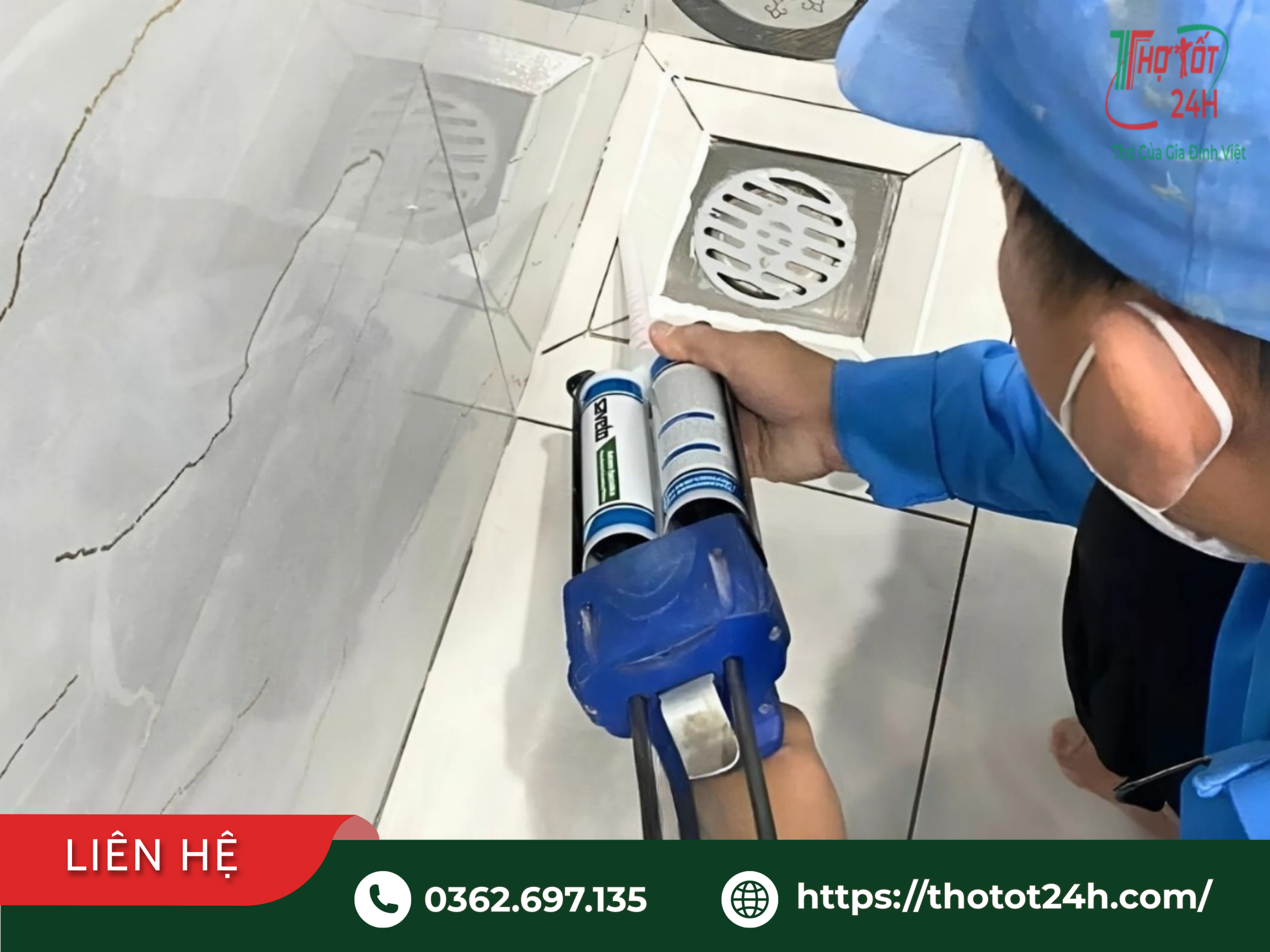 Thợ đang sử dụng súng bắn keo chà ron epoxy chống thấm sàn nhà vệ sinh quanh phễu thoát sàn