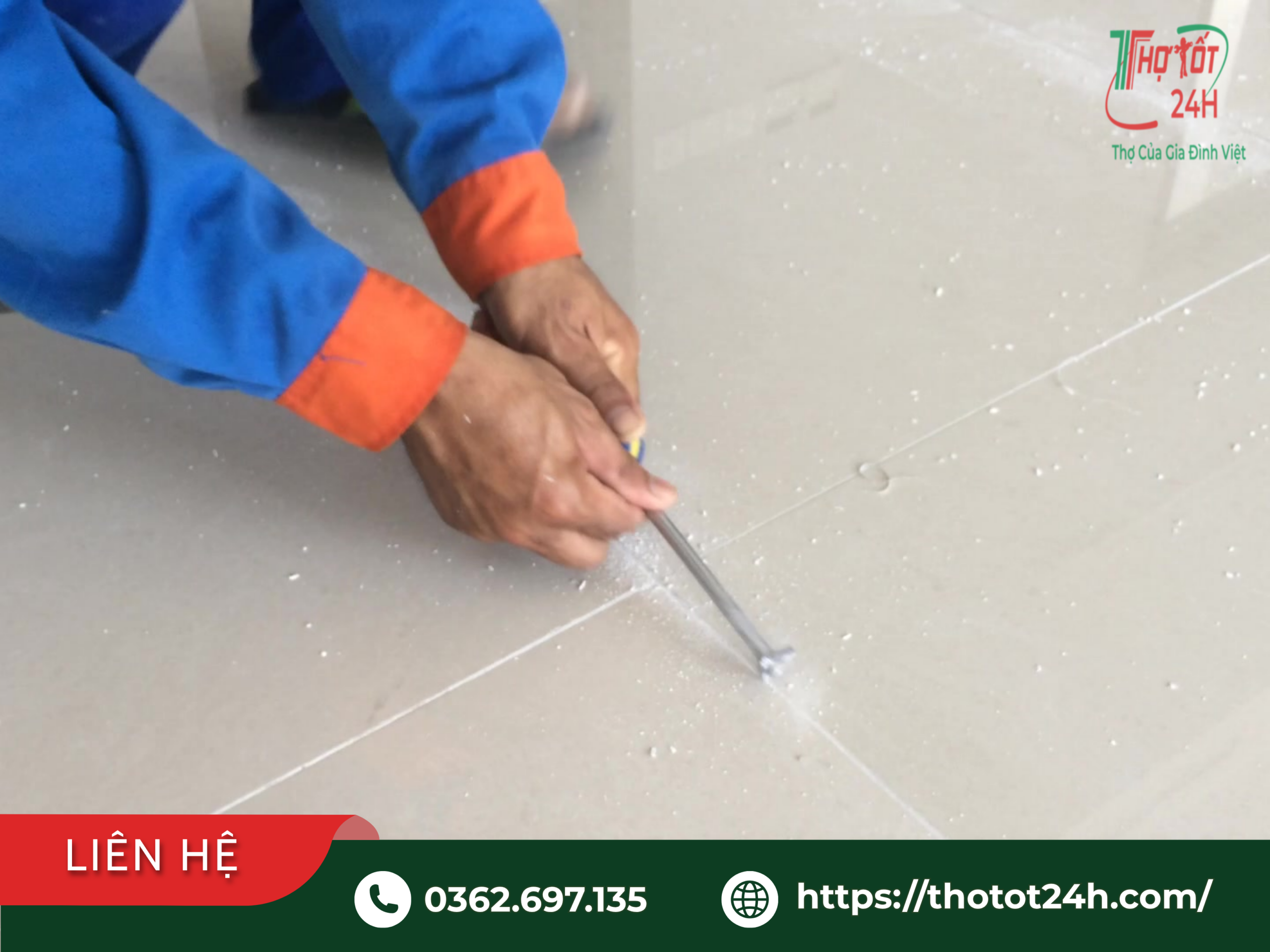 Thợ dùng dụng cụ cào bỏ đường ron gạch cũ bị đen bong tróc trước khi chà lại ron chống thấm nhà vệ sinh