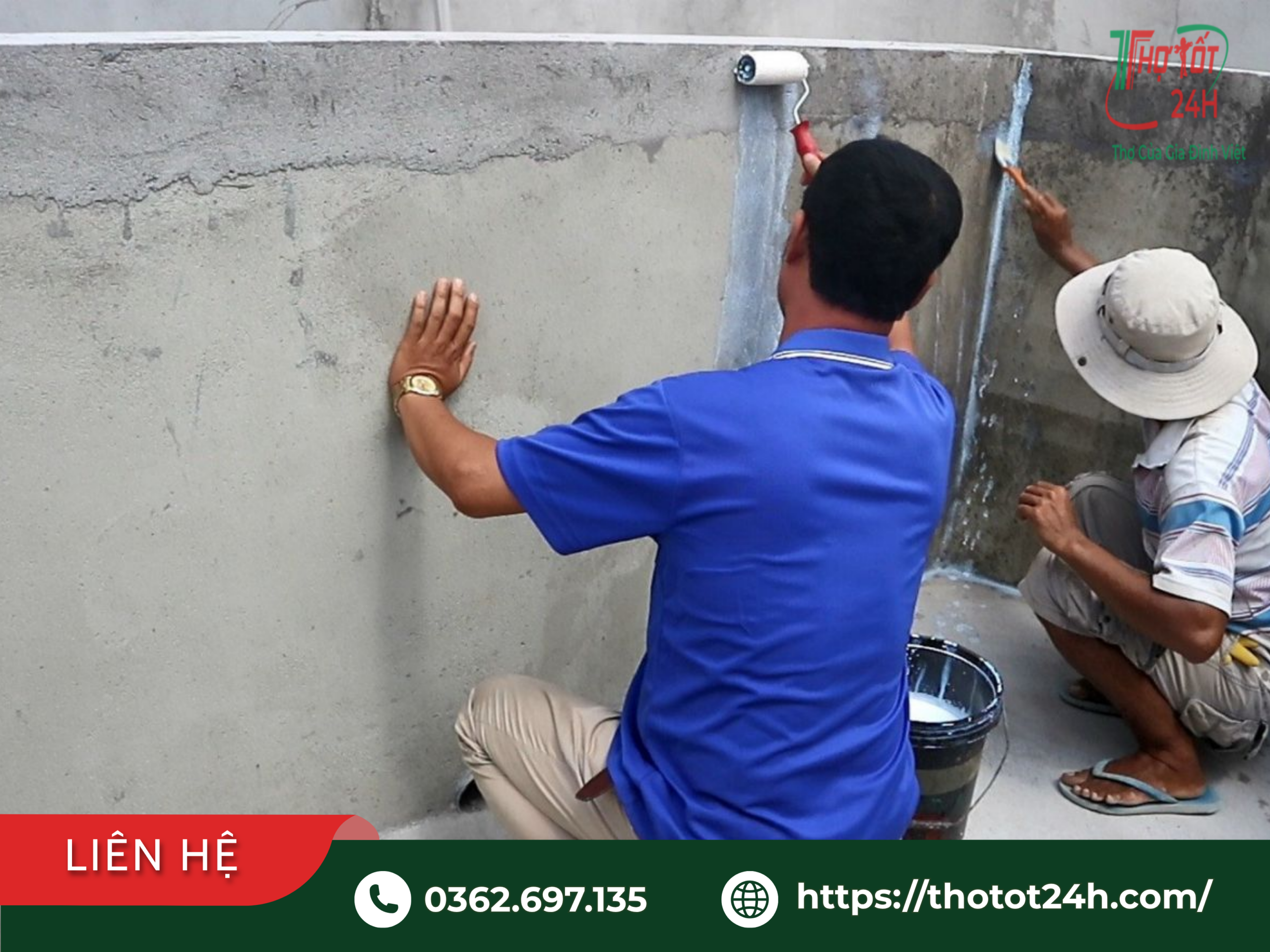 Thợ thi công quét màng chống thấm tường nhà vệ sinh trước khi lát gạch để tránh thấm nước sau này