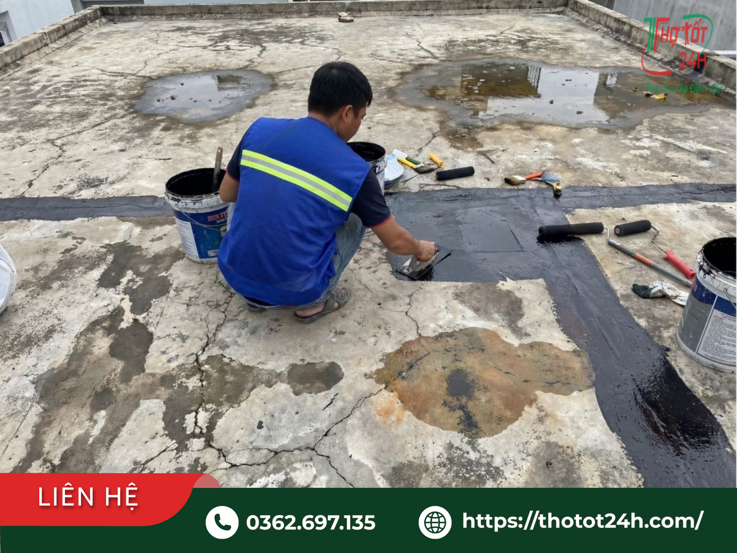 Thợ xử lý sân thượng bị đọng nước vũng cục bộ bằng cách cán vữa tạo dốc và quét lớp chống thấm.
