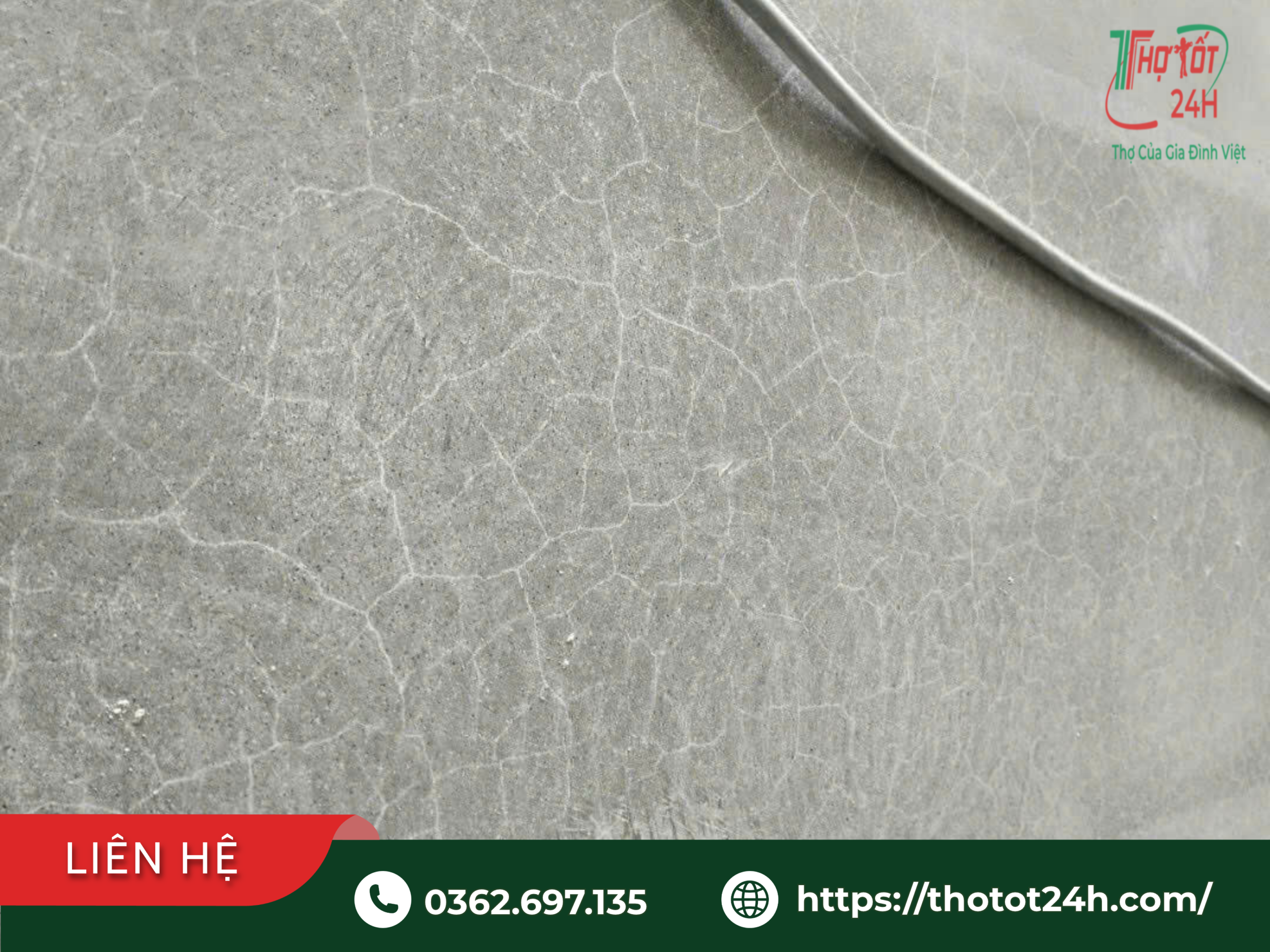 Mạng lưới vết nứt chân chim chằng chịt trên sàn bê tông sân thượng có dấu hiệu đọng ẩm gây thấm dột