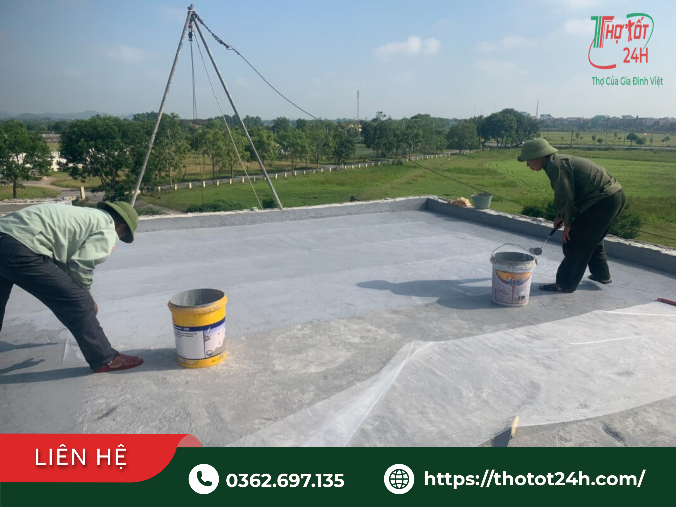 Thợ thi công phủ màng chống thấm đàn hồi triệt để cho sàn sân thượng bị nứt chân chim