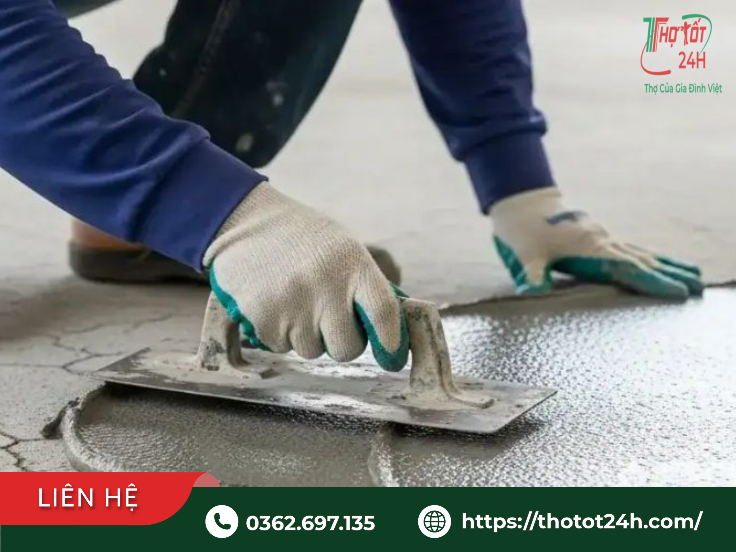 Thợ chống thấm dùng bàn gạt xử lý lớp bề mặt cho khu vực sân thượng bị nứt chân chim