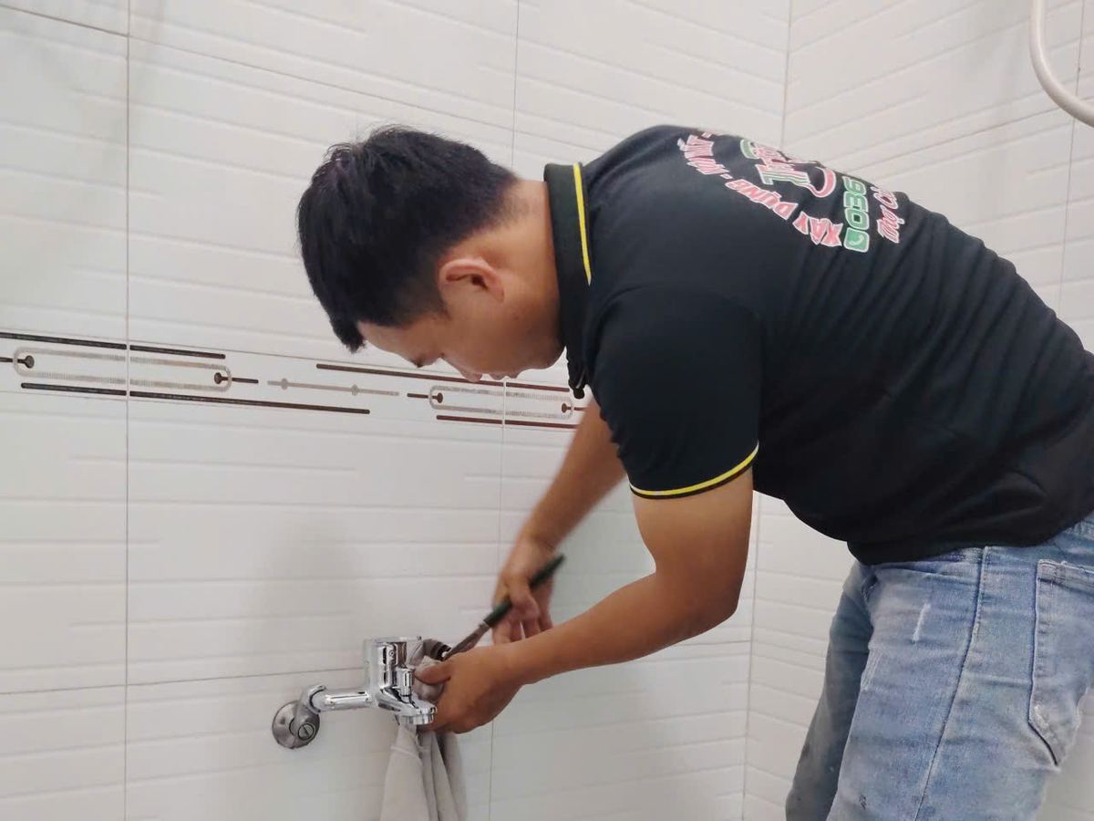 Thợ lắp vòi nước