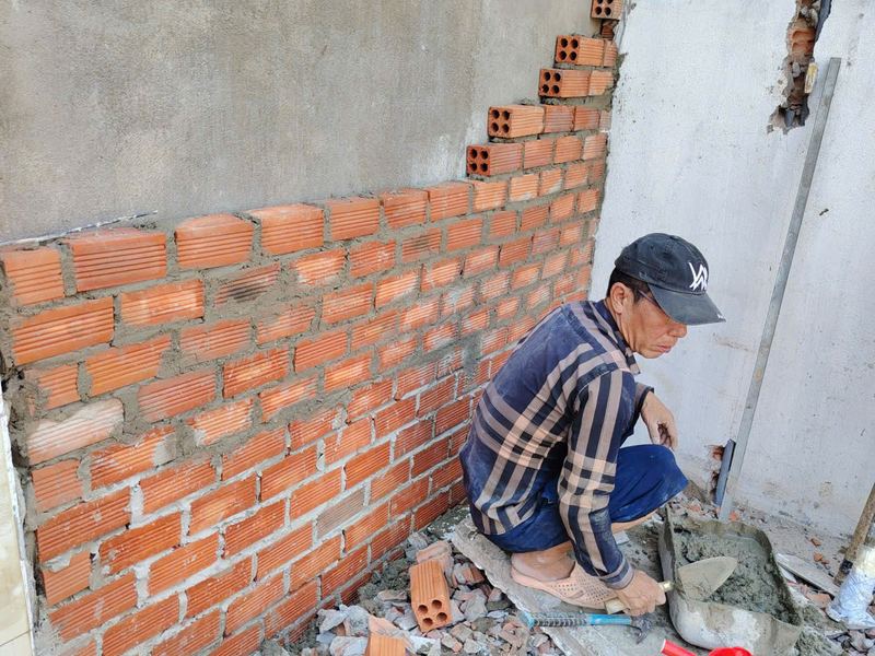 Thợ xây tường gạch cải tạo nhà
