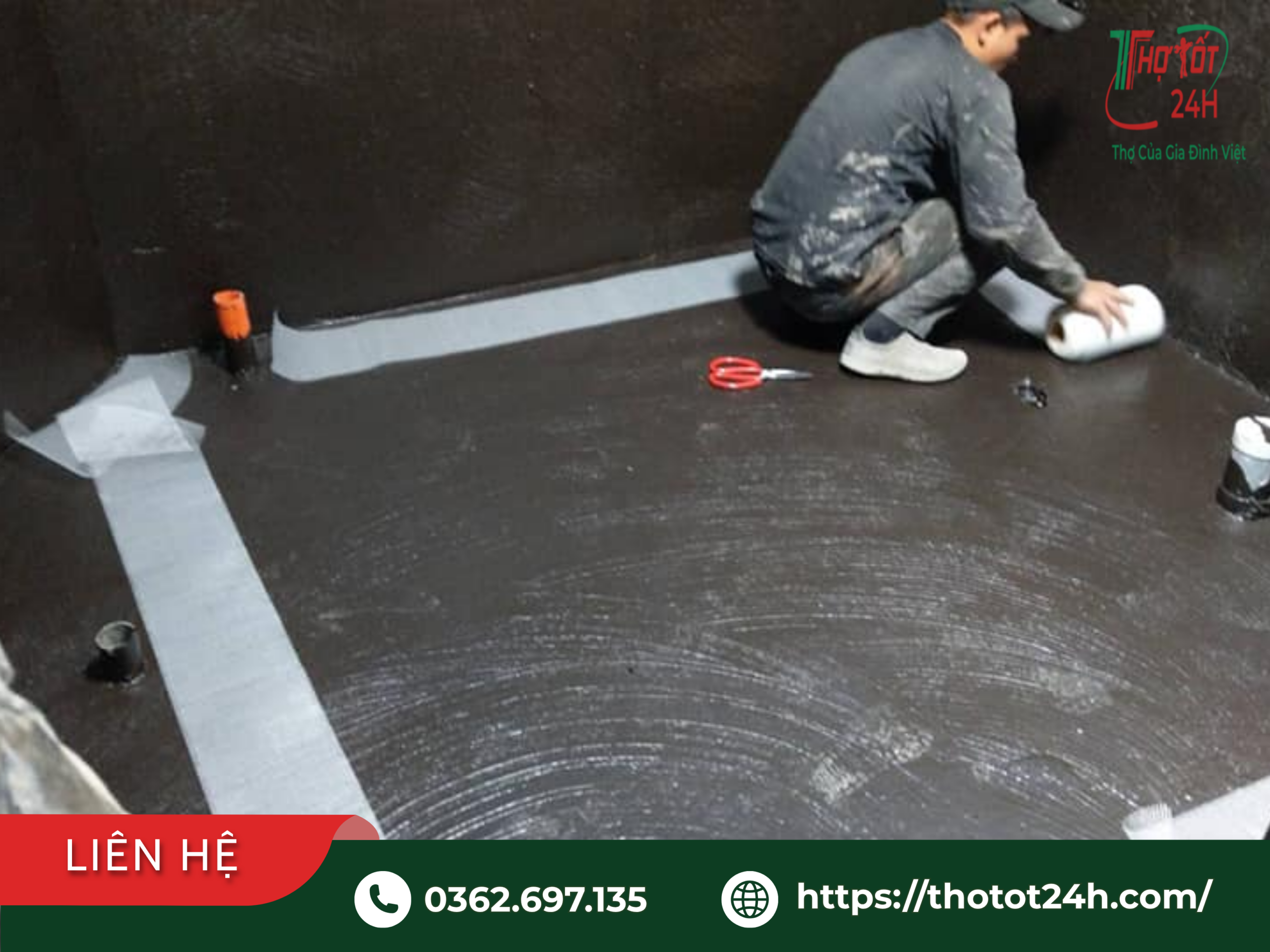 Thợ đang thi công dán băng gia cố góc chân tường và phủ màng chống thấm nhà vệ sinh chuyên nghiệp.