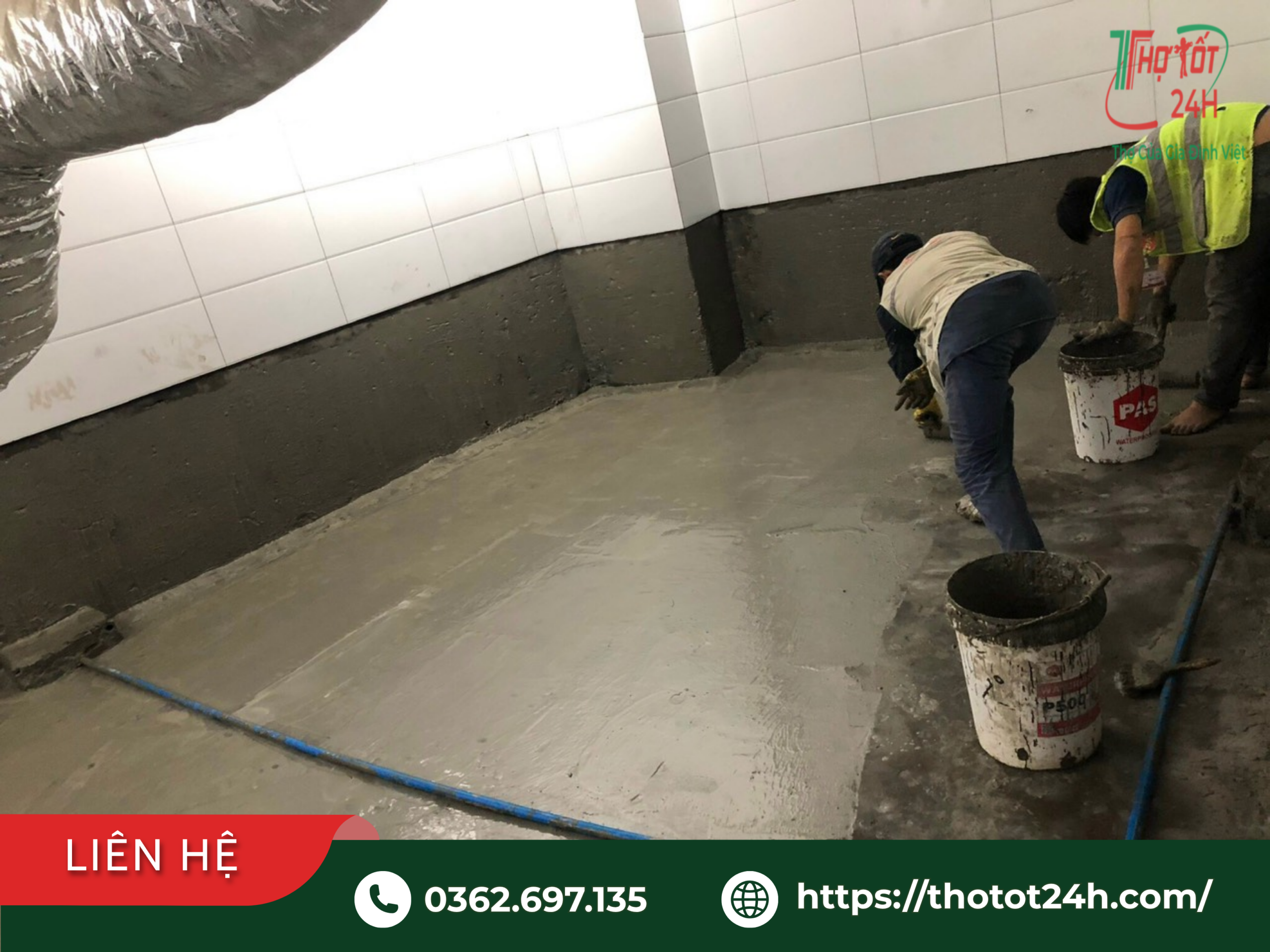 Thợ xử lý bề mặt sàn trước khi thi công chống thấm nhà vệ sinh triệt để