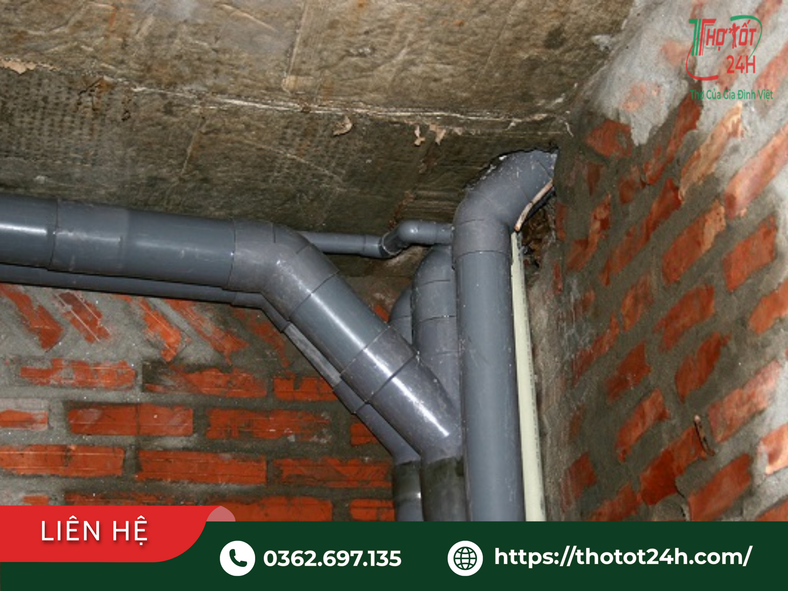 Vệt thấm dột ẩm mốc quanh đường ống thoát nước xuyên sàn bê tông nhà vệ sinh