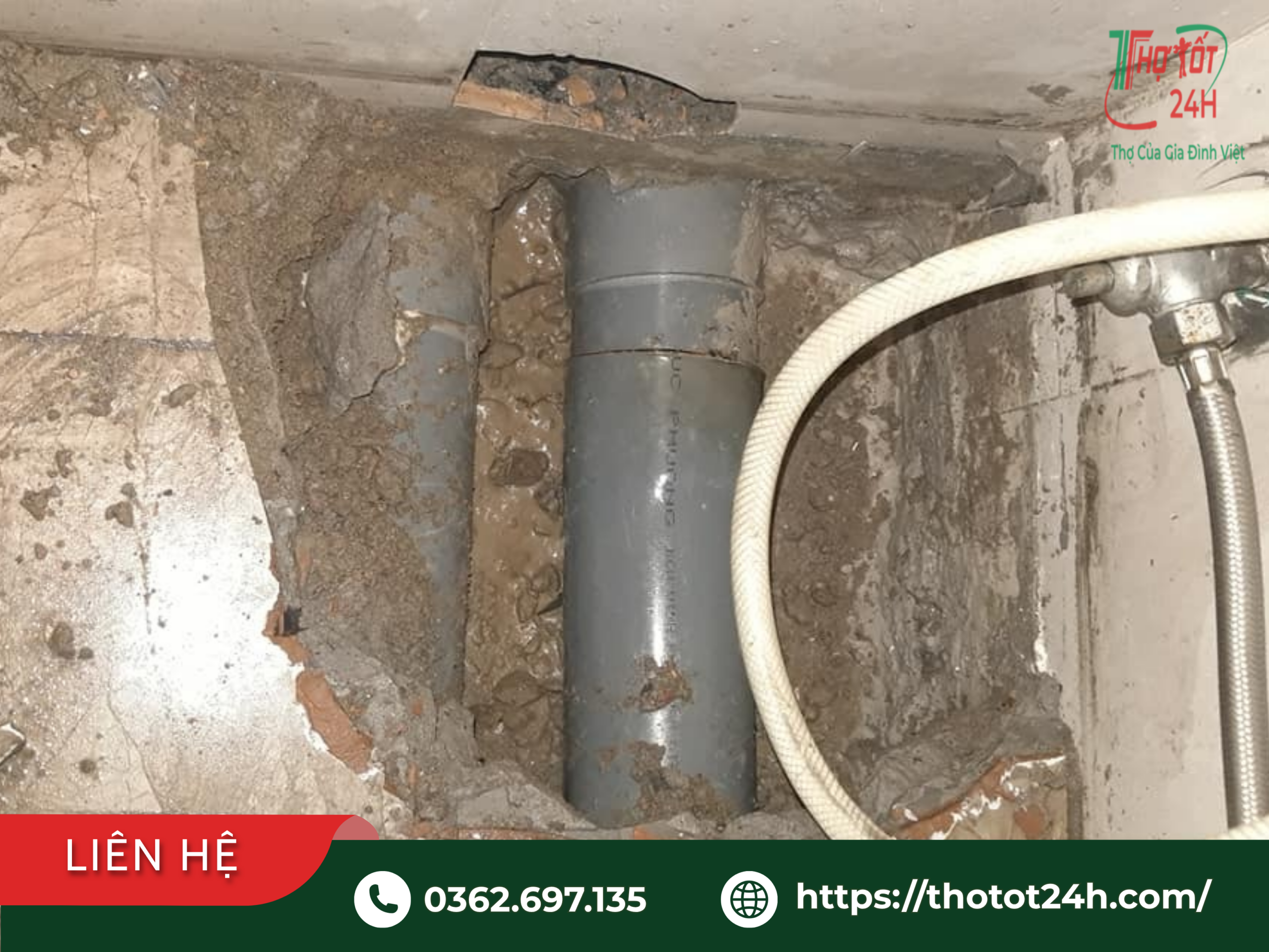 Đục cục bộ gạch vữa quanh ống thoát để xử lý cổ ống xuyên sàn nhà vệ sinh bị thấm